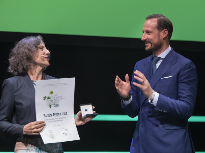 Professor Sandra Myrna Díaz mottok årets Gunneruspris i bærekraft. Foto: Thor Nielsen/NTNU, The Big Challenge Science Festival  